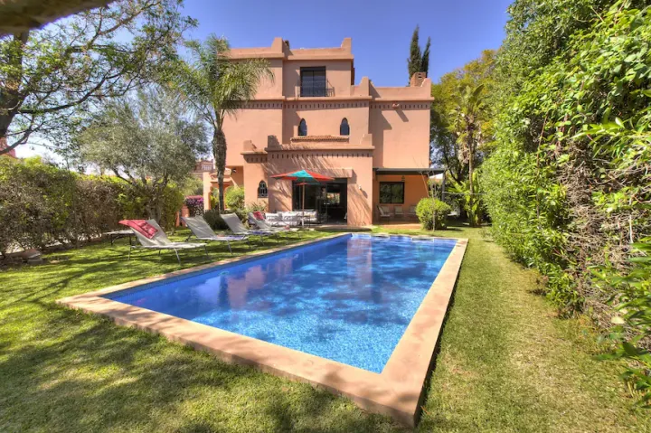 Pourquoi-louer-une-villa-au-lieu-dun-hotel-en-aout-au-Maroc.webp